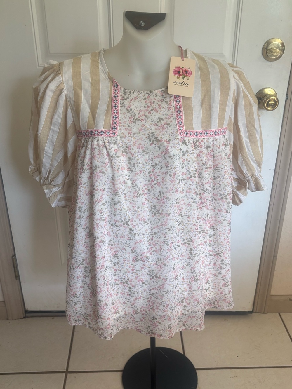NWT Large Entro Boho cream/pink floral/stripe design short puff sleeve top.  58